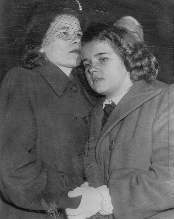 Жизнь с растлителем, который притворялся отцом: история настоящей «Лолиты»