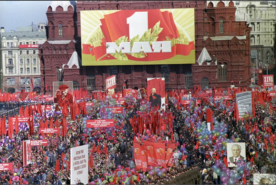 Фото 1 мая ссср. Первомай парад СССР. 1 Мая праздник СССР. Первомай демонстрация СССР. Демонстрация на красной площади 1 мая СССР.