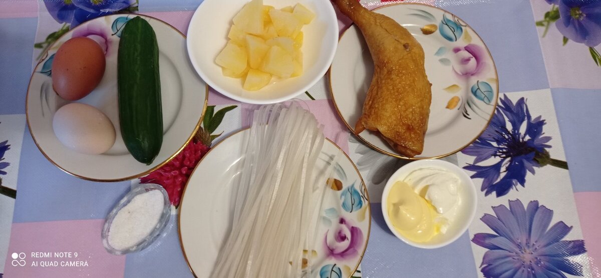 Нам потребуется: копчёный куриный окорочок, небольшой свежий огурчик, 2 яйца, 200 г консервированных ананасов, рисовая вермишель 80-100 г, майонез и сметана по одной столовой ложке с горкой, соль. 