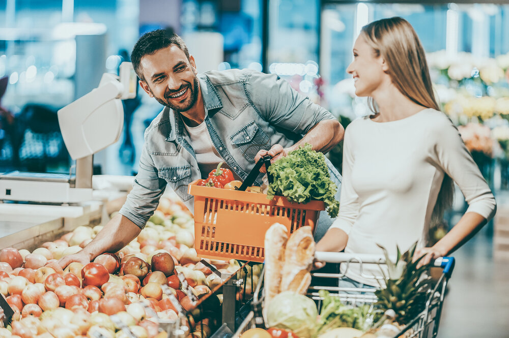Пара с продуктами. Пара в супермаркете с продуктами. Встреча в магазине. Семейная пара в супермаркете.