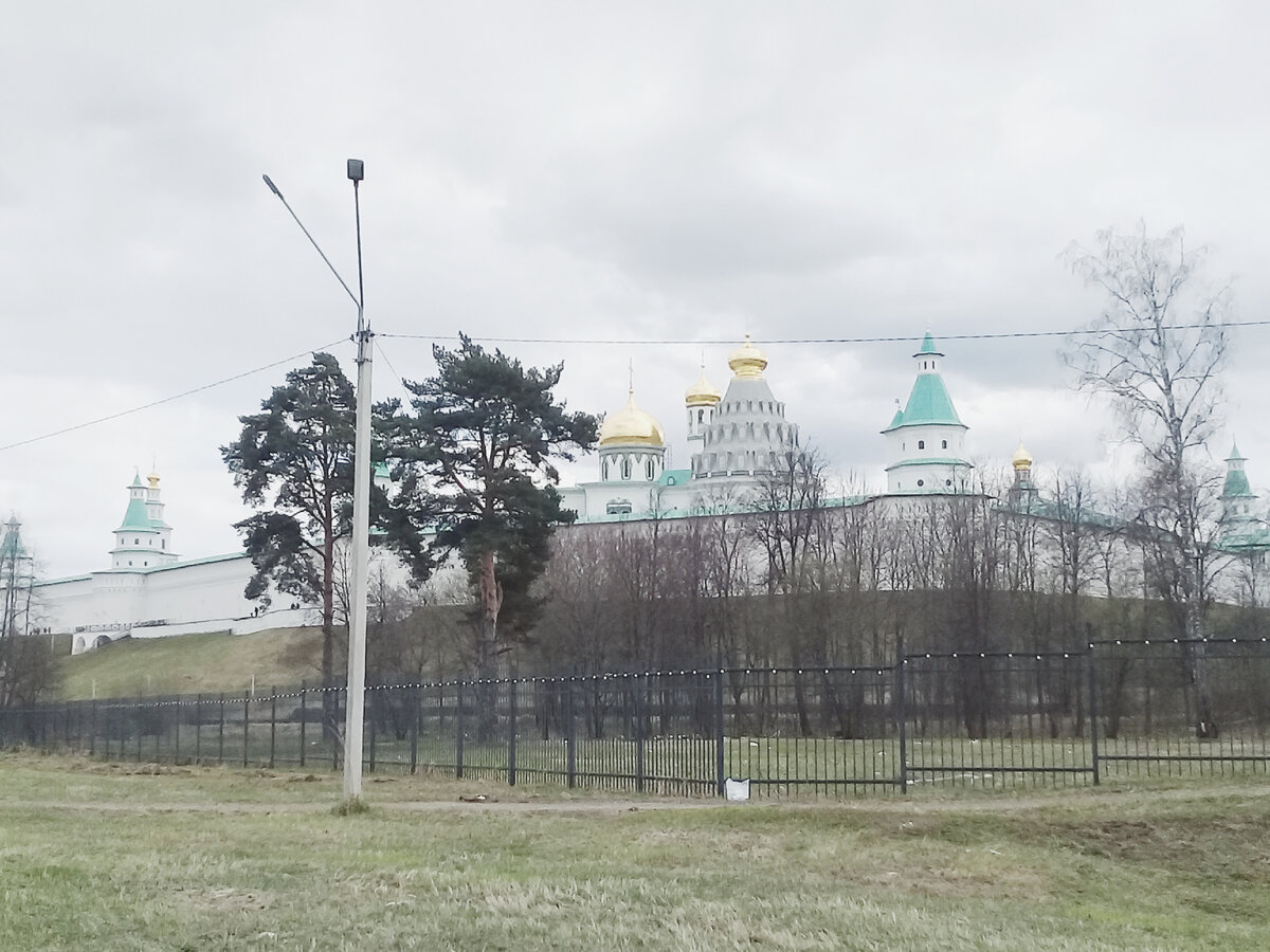 Башни Нового Иерусалима за рекой Истра... пардон, Иордан. Хорошо виден купол собора слева от Иноплеменничьей башни. (фото автора - 2023)