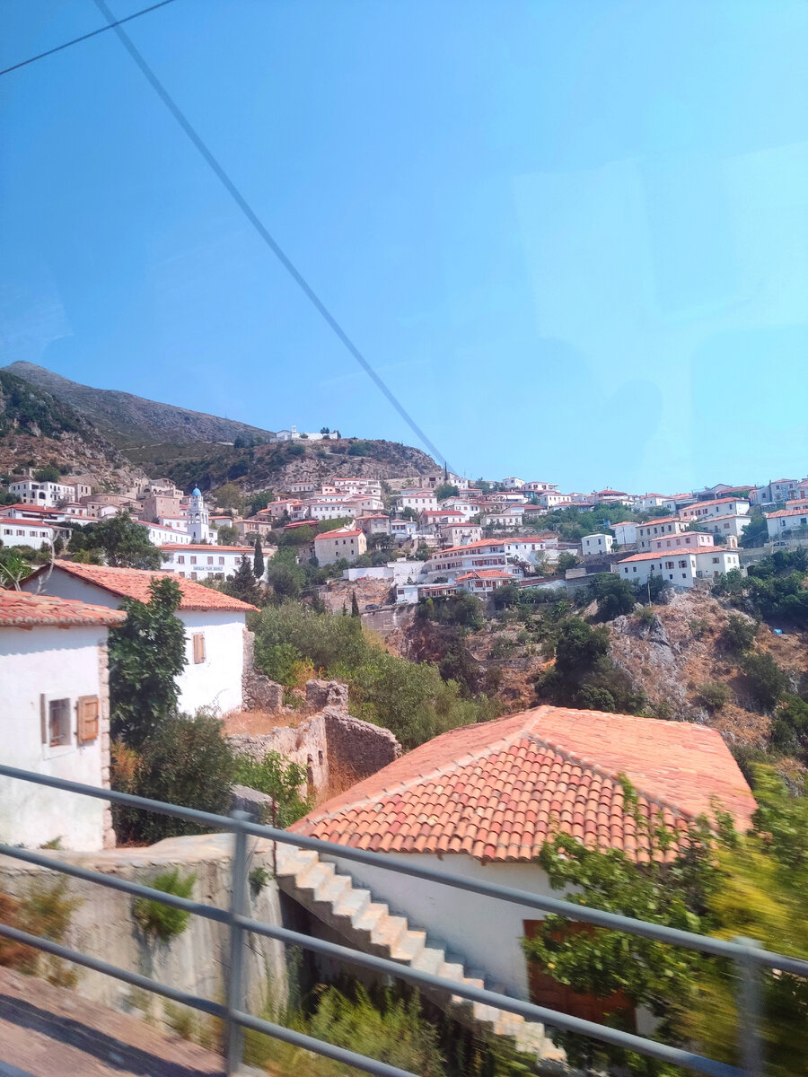 Небольшое горное село на полпути. Вижу католический храм. Хотя православные в Албании я встречал чаще. 