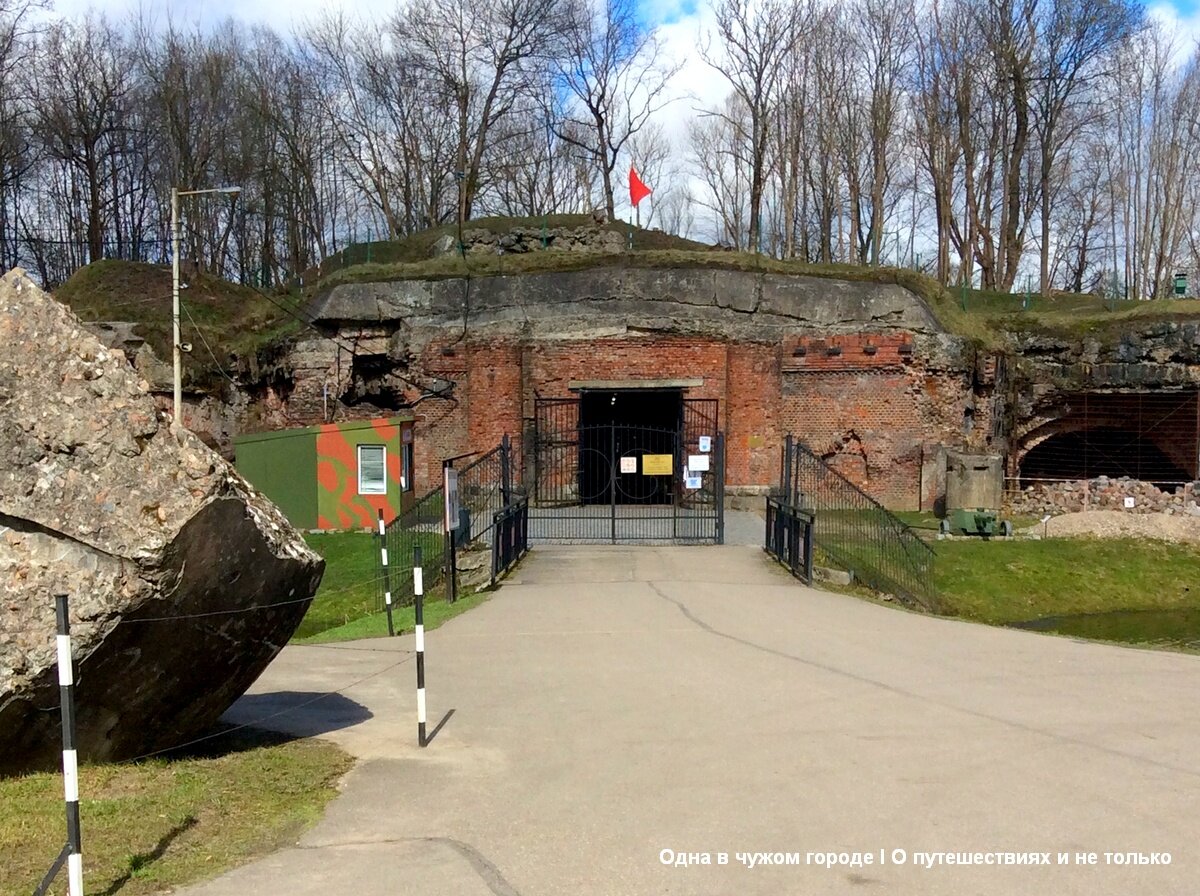 Добраться сюда можно из центра города за полчаса на автобусах на №8 и 36, остановка так и называется "Пятый форт". От неё до музея нужно пройти еще метров 500.