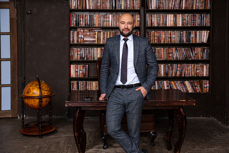 Станислав Скрипниченко ‒ основатель консалтингового агентства Pragmatos Capital. С 2011 по 2018 год занимал позиции консультанта по работе с состоятельными частными инвесторами в «Тройке Диалог» (в настоящее время — Сбербанк CIB), директора в УК «Альфа-Капитал» и вице-президента в инвестиционном банке «БКС Ультима».