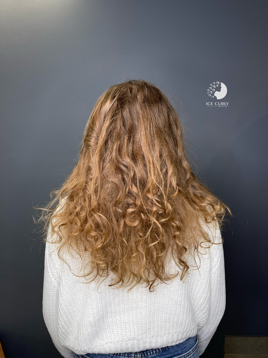 Волосы пышные, но завиток немного распрямился 