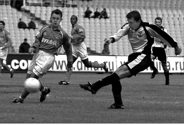 Дмитрий Вязьмикин забивает «Спартаку» в 2001-м.