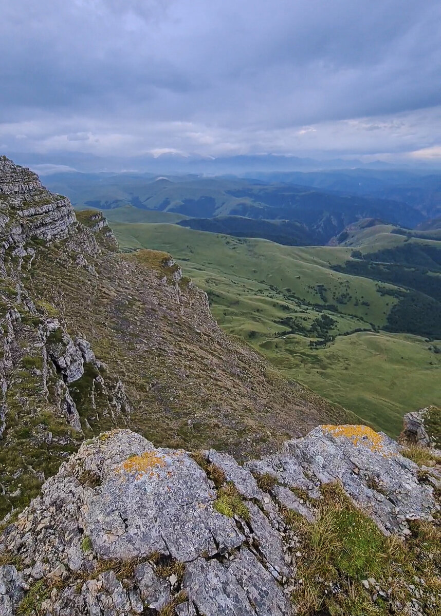 в верхней левой части частично видно Эльбрус, Кабардино-Балкария