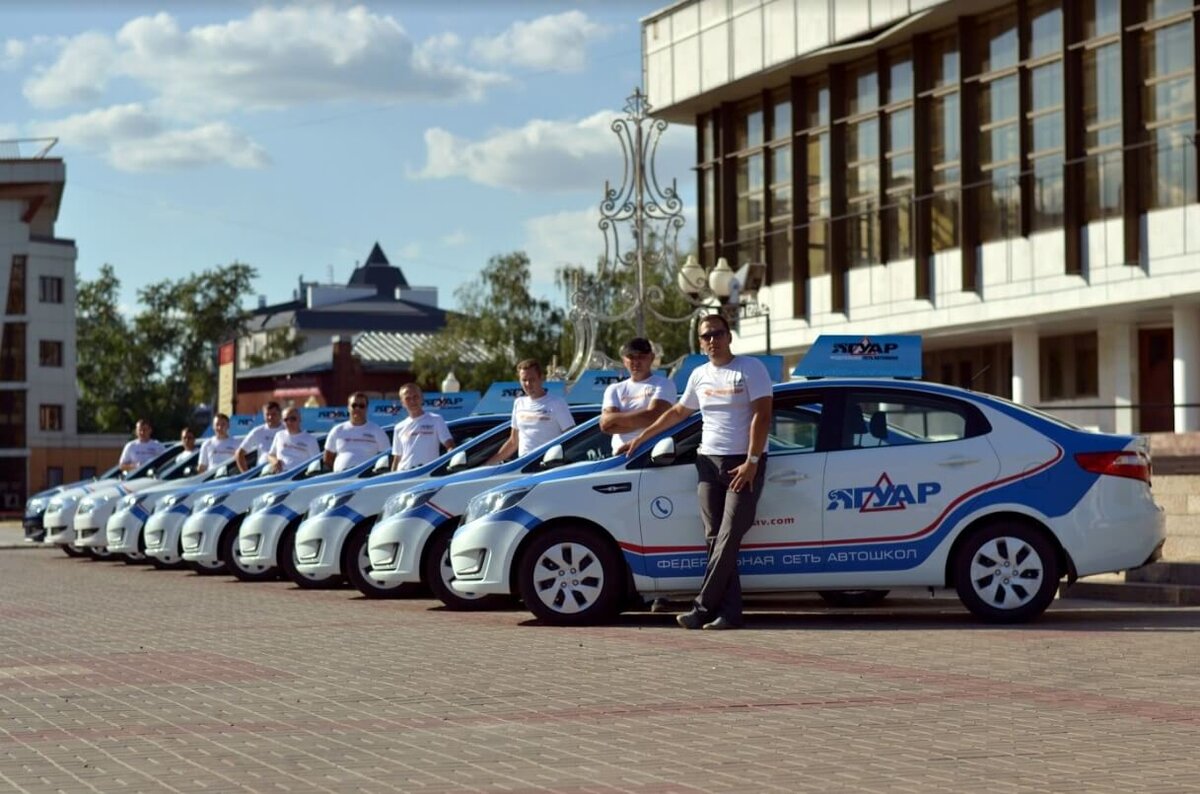 В диджитал-автошколе «Ягуар» будущие водители оттачивают практику на современных иномарках в отличном состоянии