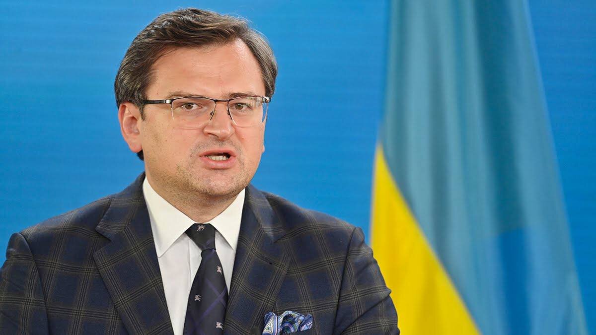 📢 Украина нуждается в гарантиях третьих стран, а также ООН для вывоза зерна из украинских портов — заявил министр иностранных дел страны Дмитрий Кулеба.  
«Односторонней гарантии Кремля для нас недостаточно. Нам нужны третьи страны, которые возьмут на себя ответственность за соблюдение соглашения. Нас также устраивает вмешательство ООН. Мы заинтересованы прежде всего в том, чтобы зерно попало к тем, кто в нем нуждается"»,— сказал Кулеба.