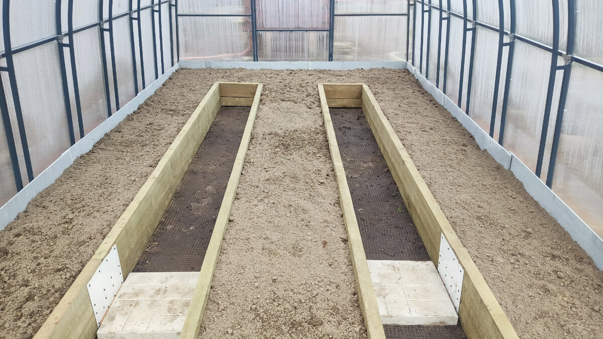 Вот такое расположение грядок. Проходы достаточны по ширине и передвигаться по ним можно с комфортом. Ширина проходов 40 см.