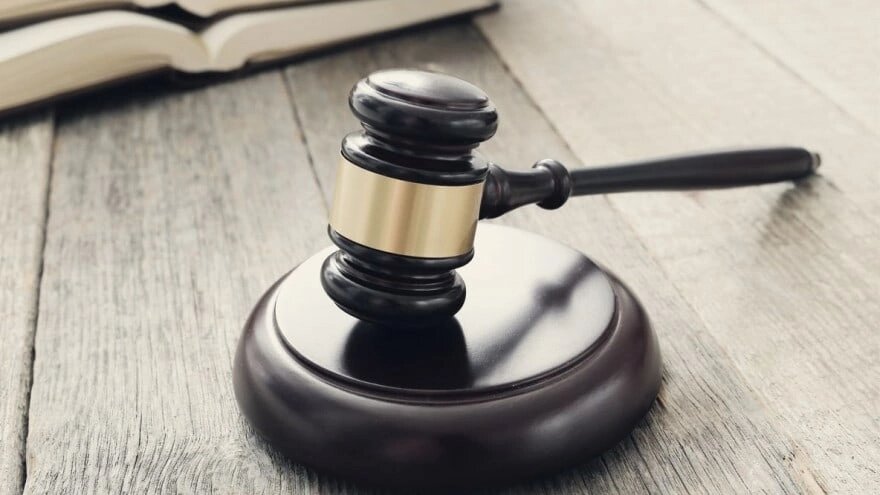 Во время алкогольных возлияний рабочий жестоко избил своего коллегу, причинив тяжкий вред его здоровьюВ Новом Уренгое мужчина признан виновным в умышленном причинении тяжкого вреда здоровью коллеге. Об этом сообщили в пресс-службе регионального управления СКР.По данным следствия и суда, 21 февраля 2022 года двое вахтовиков после смены распивали спиртное в съемной квартире в газовой столице. Во время застолья 32-летний рабочий жестоко избил коллегу, в результате пострадавший получил множественные травмы головы.В ходе предварительного следствия мужчина полностью признал свою вину и возместил причиненный потерпевшему ущерб. Суд назначил ему наказание в виде 1 года 6 месяцев условного лишения свободы с испытательным сроком 2 года.