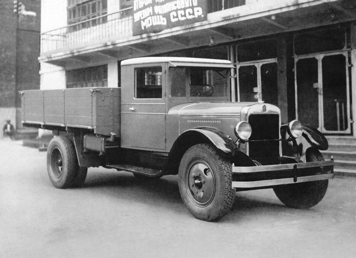 Грузовику АМО-3 удлинили раму и получилось шасси для для автобуса и специальных надстроек. Адрес иллюстрации: https://masheka.com/uploads/posts/2018-12/1544896121_amo-3.jpg