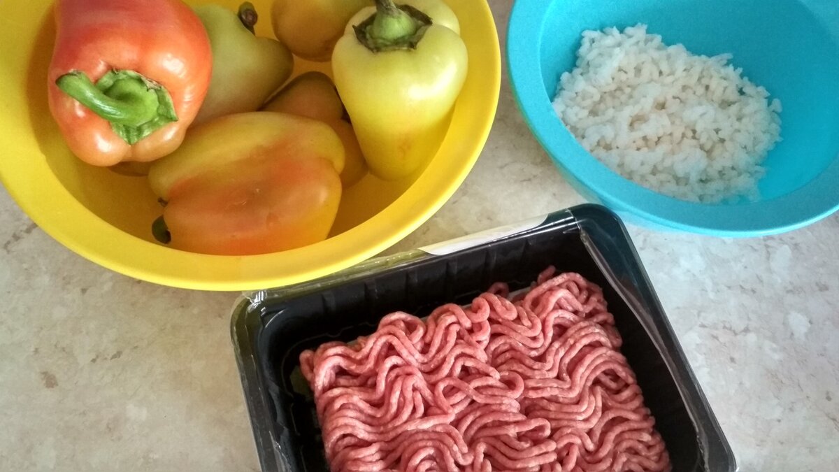 Перец, фаршированный мясом с рисом в томатном соусе в мультиварке