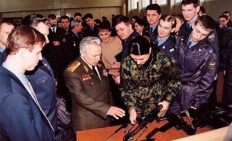Будущая "Мисс Вселенная" Оксана Фёдорова собирает АК под контролем Михаила Калашникова во время учебы в Санкт-Петербургском университете МВД, 1999 год.
