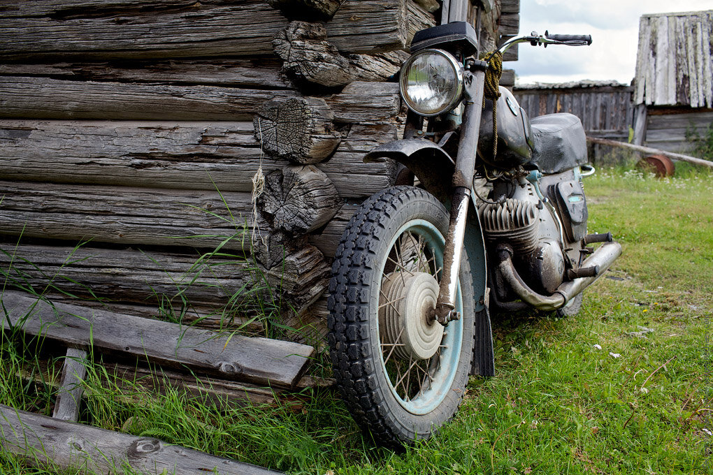 Все годы, что мы знакомы, я не видела его занимающимся ничем, кроме выпивки с друзьями и езды в пьяном виде на мотоцикле. Фото с просторов интернета.