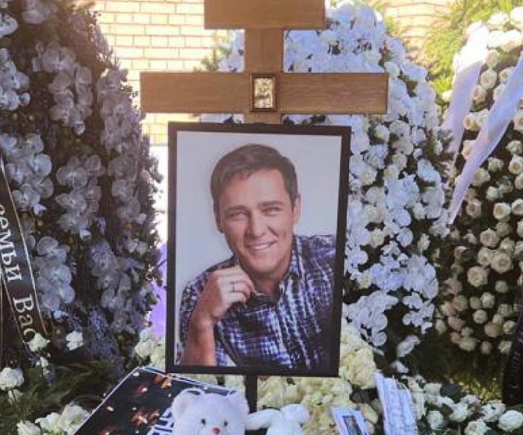     «Руками - не дай Бог!»: видео с места похорон Юрия Шатунова