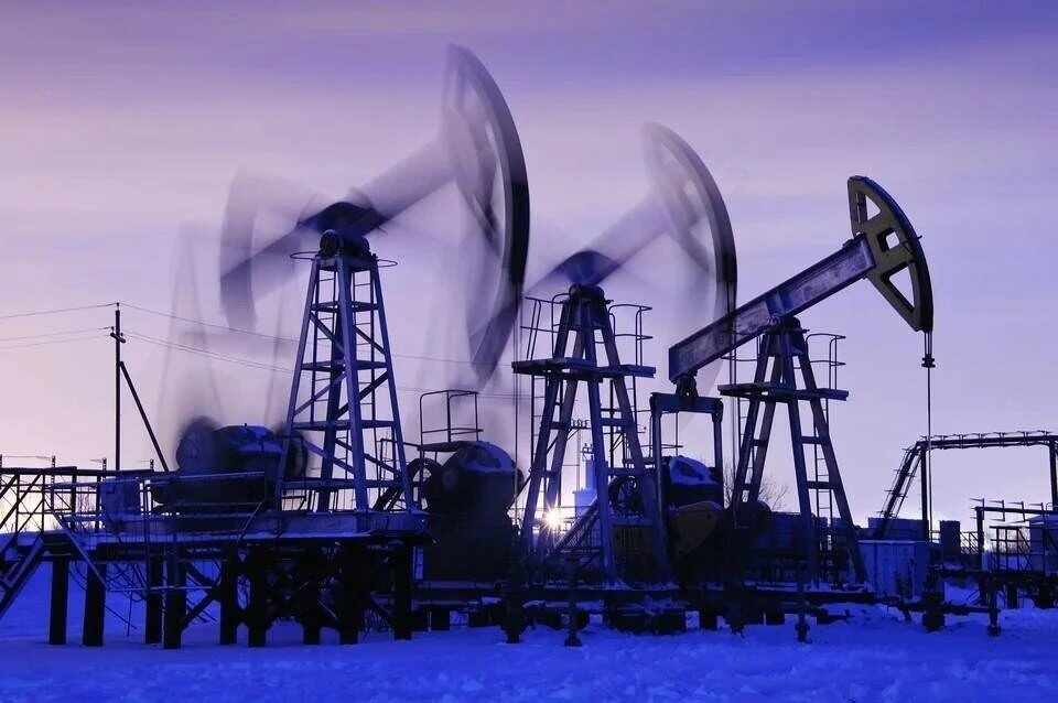     Потолок цен на российскую нефть - необоснованная идея, которая ударит по западным потребителям, уверен Новак  Shutterstock