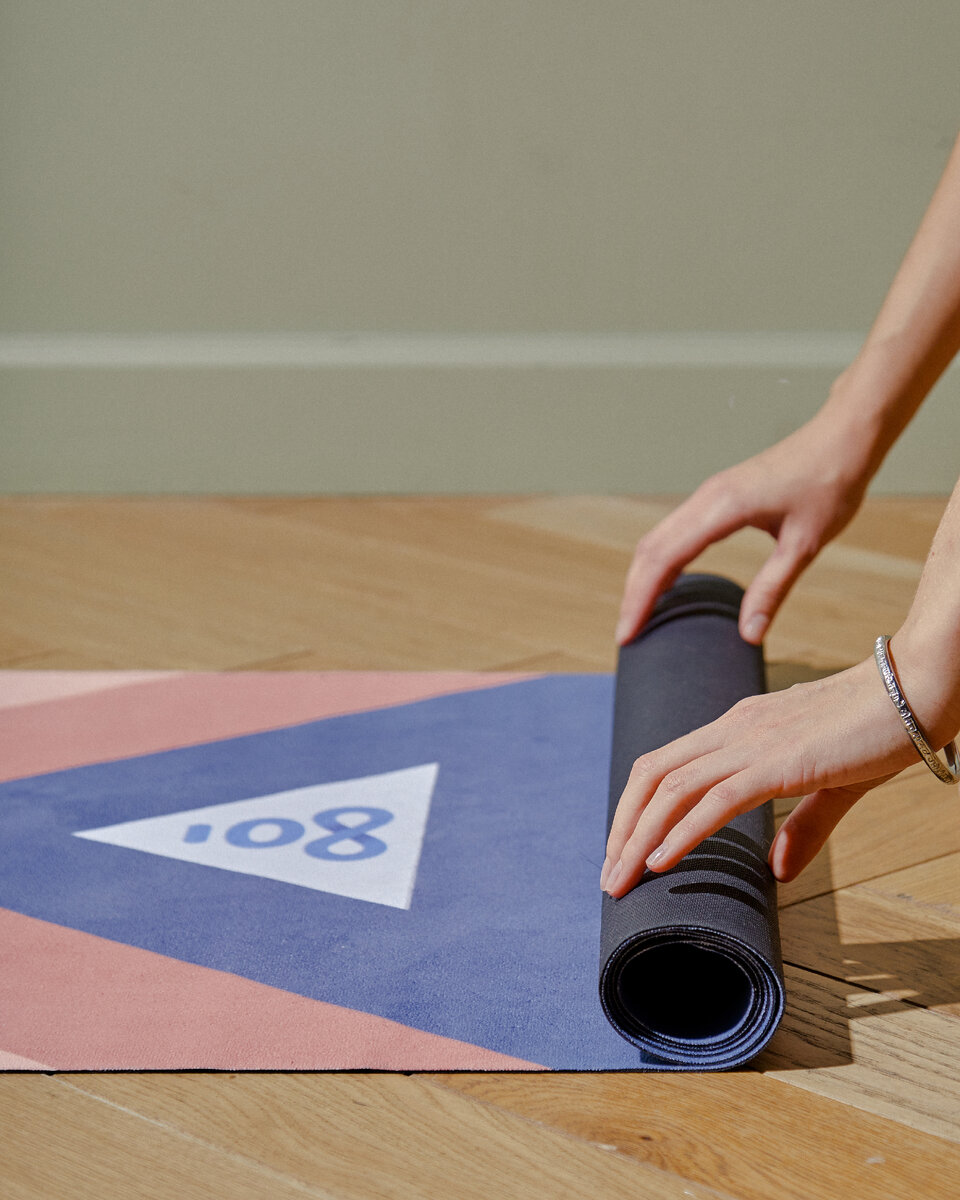 На фото коврик для йоги Red Lava