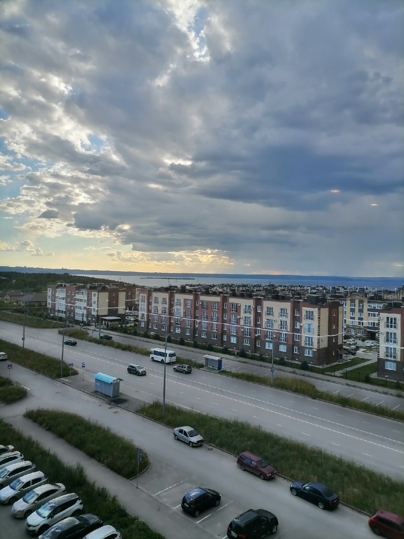 Над Волгой сгущаются тучи. Вид из окна.