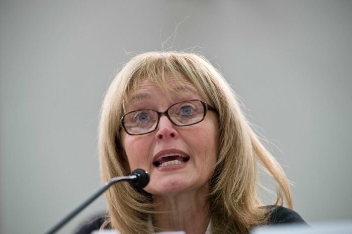 Катрина  Лантос Суэтт, заместитель председателя Комиссии США по международной  религиозной свободе, выступает во время слушаний Комиссии по правам  человека имени Тома Лантоса на Капитолийском холме в Вашингтоне 4 апреля  2014 года. (Nicholas Camm/AFP via Getty Images)