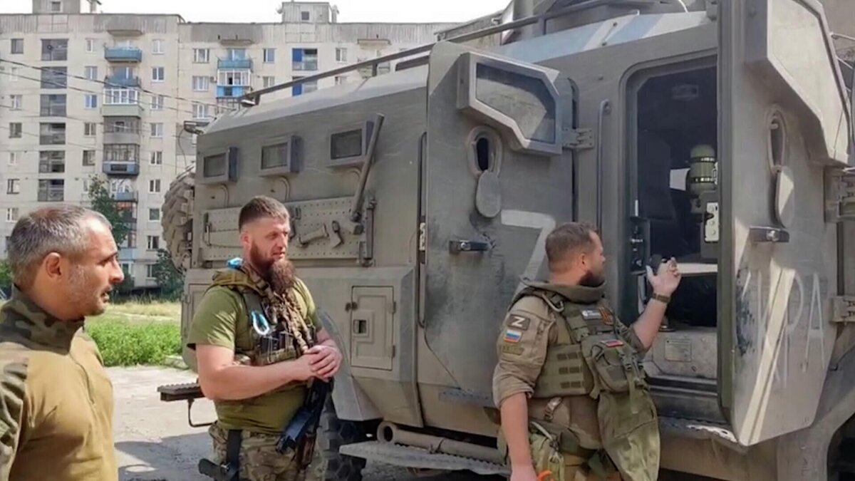 Возле военной техники.   фото: картинки  яндекса.