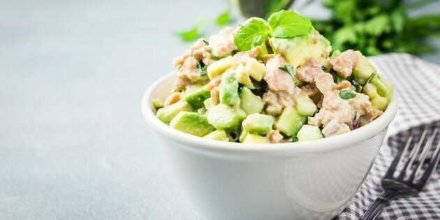 Витаминный салат с авокадо и черешками сельдерея