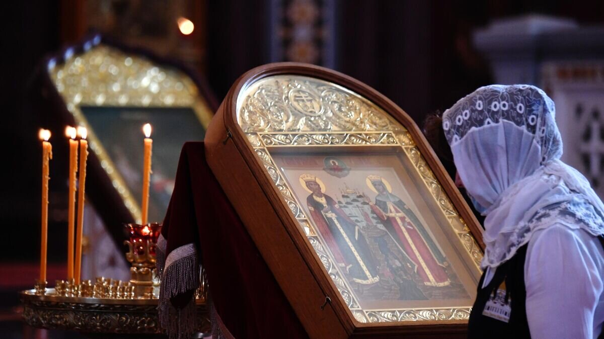   Верующая перед праздничной Божественной литургией в храме Христа Спасителя в день памяти святого равноапостольного князя Владимира и День Крещения Руси© РИА Новости / Сергей Пятаков