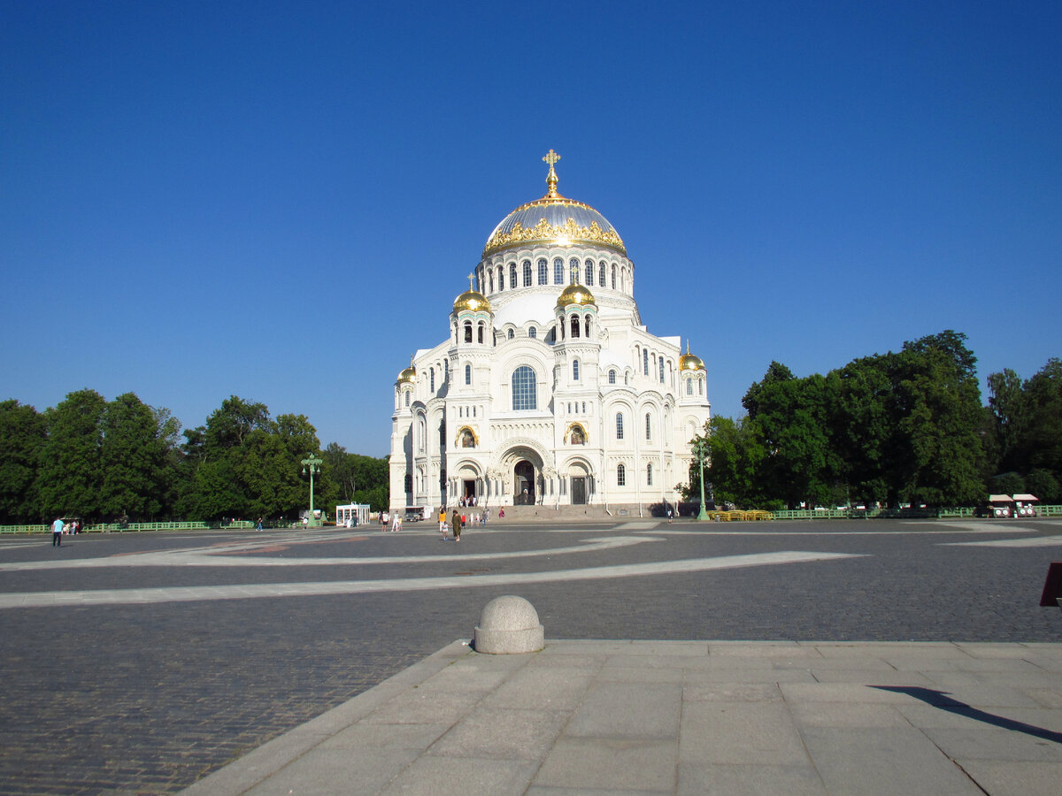 Храм в Кронштадте осень