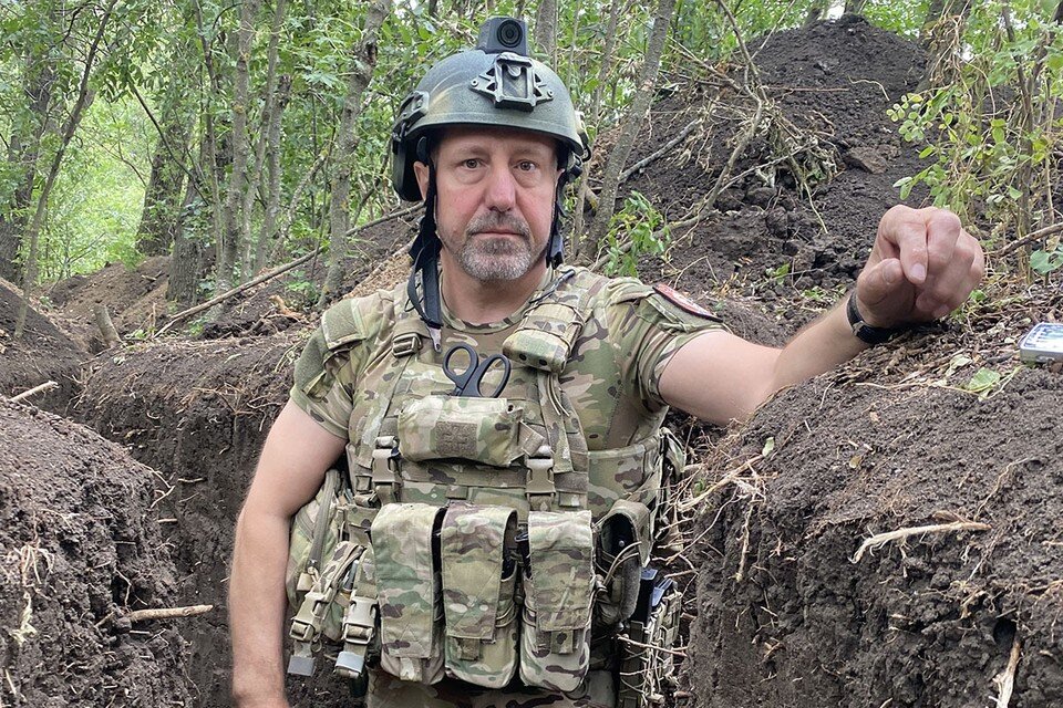     Спецкор КП Дмитрий Стешин выехал с Александром Ходаковским на передовую под Волноваху и прямо в траншеях поговорил на самые наболевшие темы последних дней Дмитрий СТЕШИН