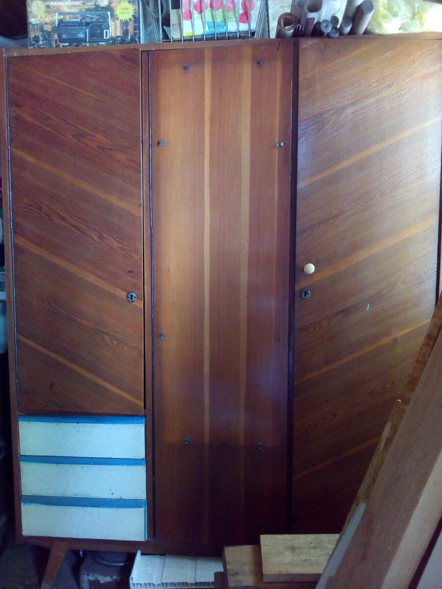 Тот самый шифоньер. В кладовке рядом с сундуком.