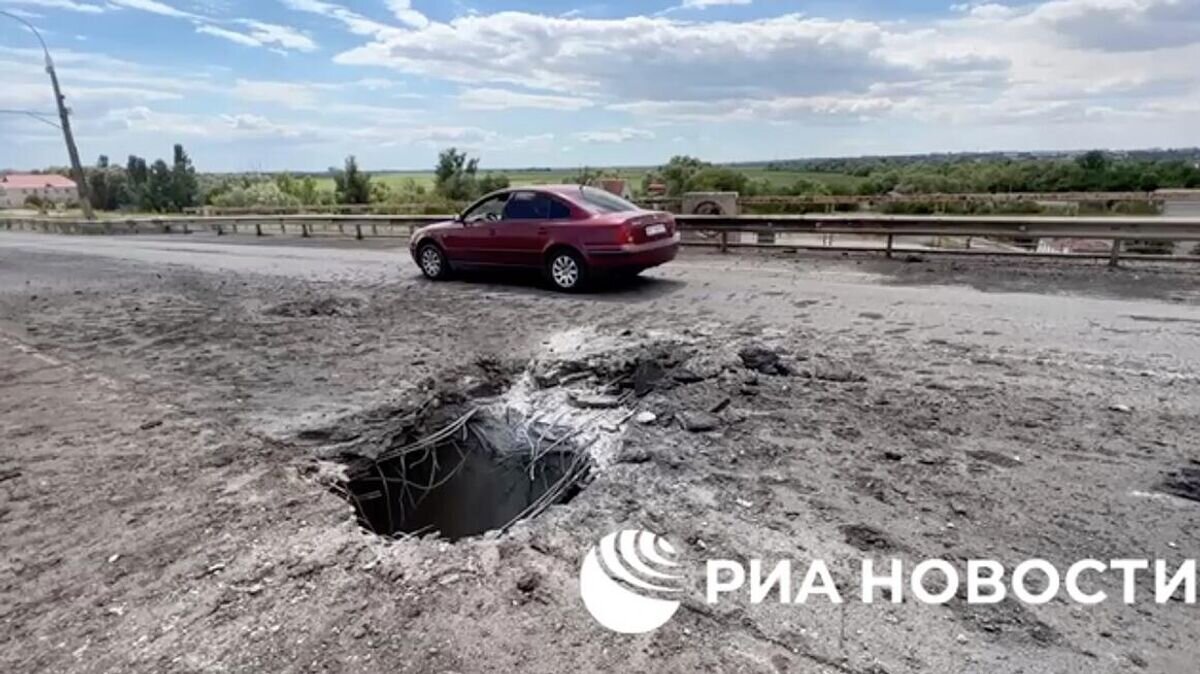    Последствия обстрела Антоновского моста в Херсоне. Кадр видео© РИА Новости