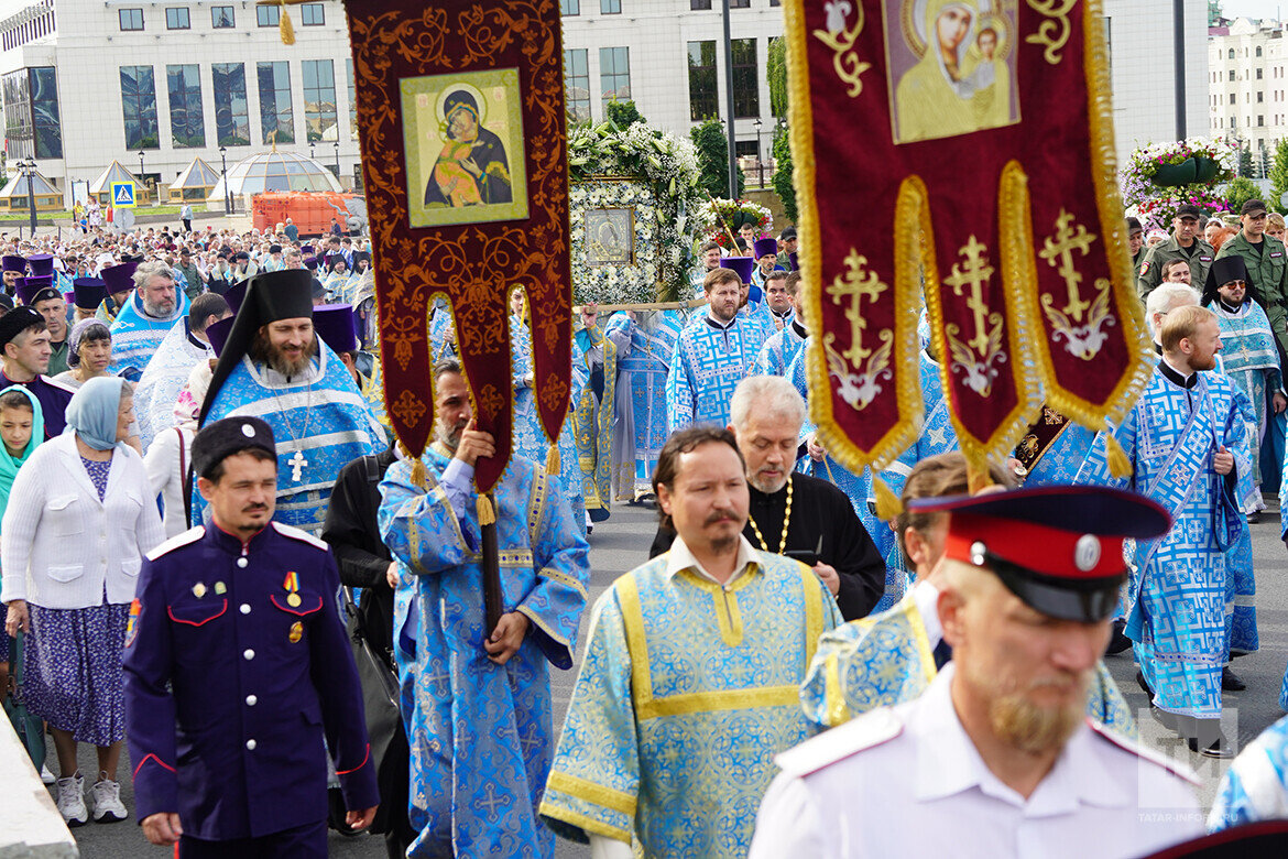 С самого утра у Благовещенского собора Казанского Кремля собрались тысячи верующих. Они пришли и приехали, чтобы встретить великий православный праздникФото: © Абдул Фархан / «Татар-информ»
