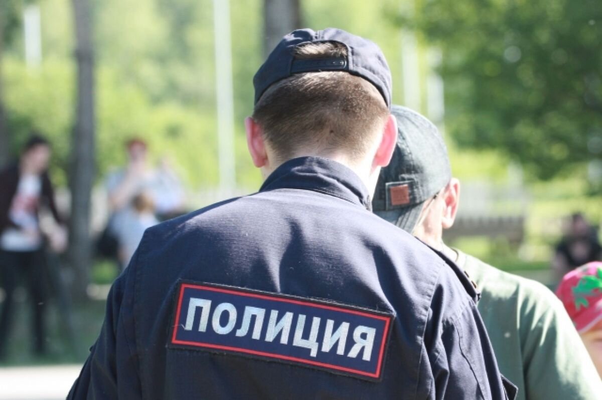    Полицейские в Сочи помогли жителям спасти машины во время наводнения