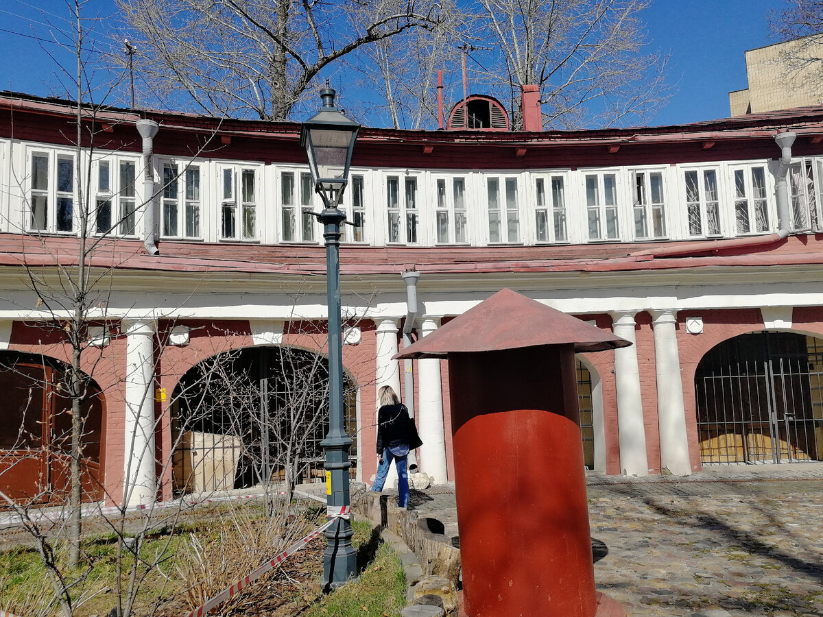 Сейчас в бывших каретных - мастерские художников. Арендующие эти мастерские своими силами проводят ремонты фасадов, следят за состоянием двора и построек. 