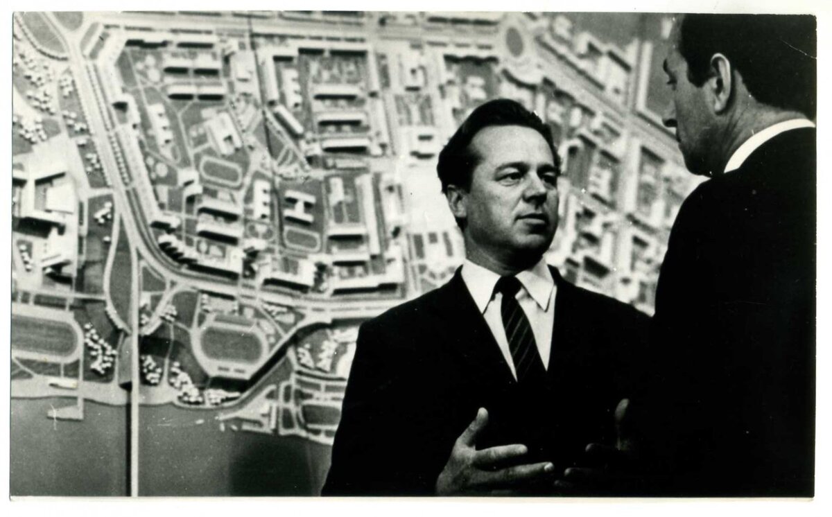 У генплана г.Кириши. 1973 год. Койколайнен Лев Алексеевич (председатель горисполкома г. Кириши) беседует с архитектором из ЛЕНГИПРОГОРА. (фотография из фонда Киришского историко-краеведческого музея)