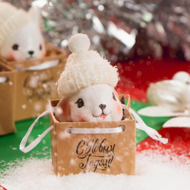 Сувенир новогодний "Кролик", Снежное кружево, станет трогательным подарком. Бумажный пакет в комплекте можно использовать как упаковку для самого кролика или другого сюрприза. Фарфоровый зверёк может быть милым дополнением к Вашему знаку внимания! Размер: 5,2х4,8х8,5 см. Состав: керамика, полиэстер, бумага. Товар представлен в ассортименте.