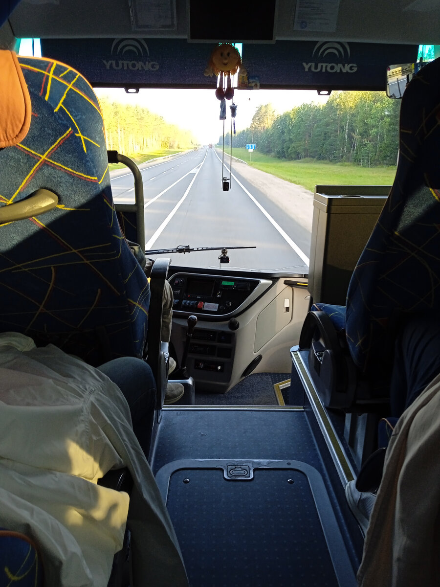 С моего сидения прекрасный вид в лобовое стекло автобуса.