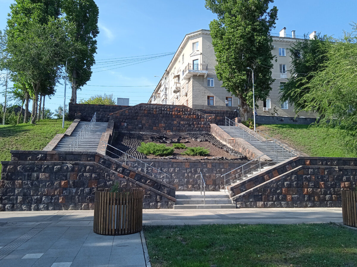 Выше фонтаны, памятник писателю К. Федину и пешеходная Волжская улица