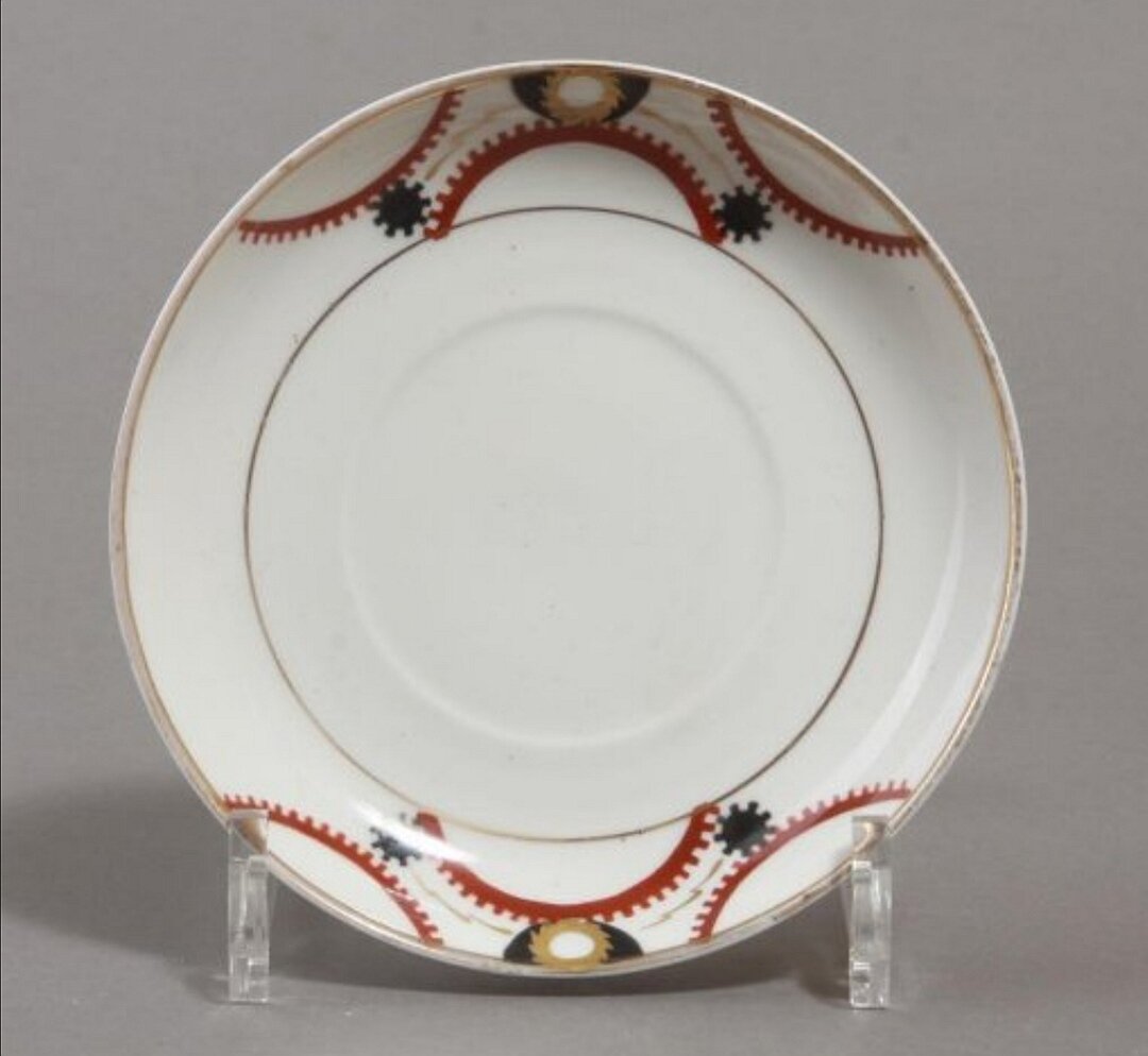 Т.З. Подрябинников. Блюдце. 1934 г.Источник: Государственное бюджетное учреждение культуры города Москвы "Музей-усадьба "Кусково". Госкаталог.рф. 

