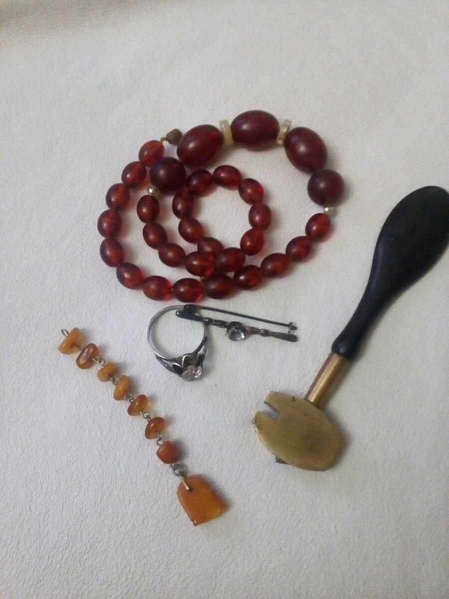Подвеска - янтарь. На запчасти. 50 р.  Бусы - подделка под янтарь. 50 р. Колечко - 500. Брошка - 700.