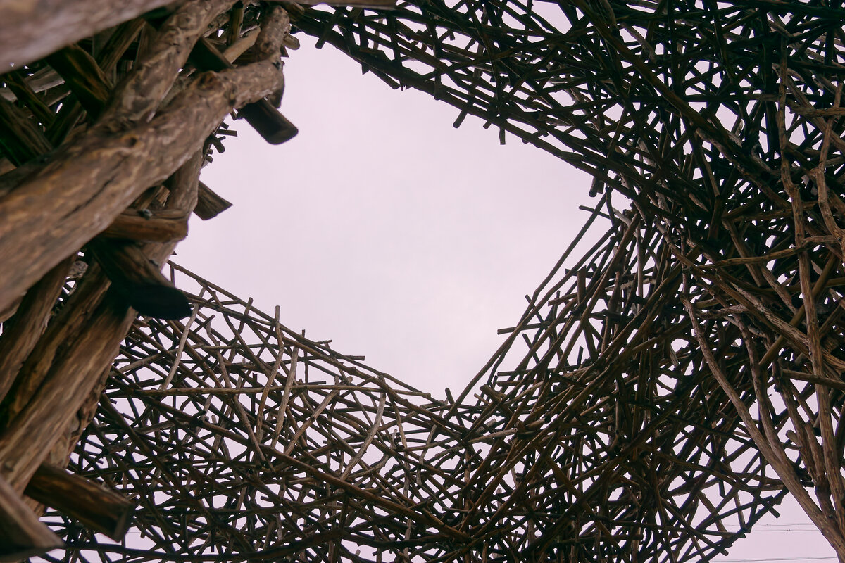 001. Встречает нас "Табуретка", которая на самом деле "Лихоборская плетёная арка" Николая Полисского.