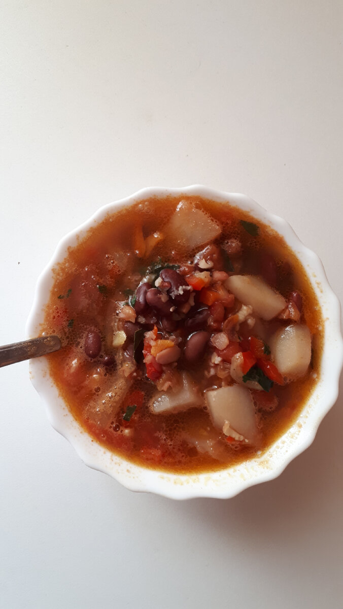Суп фасолевый с овощами.
