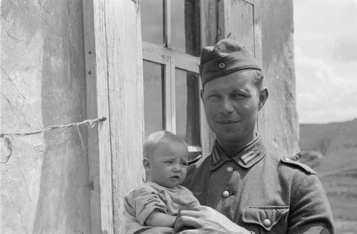 Немецкие дети в россии. Советский солдат с ребенком. Немецкие солдаты с русскими детьми.