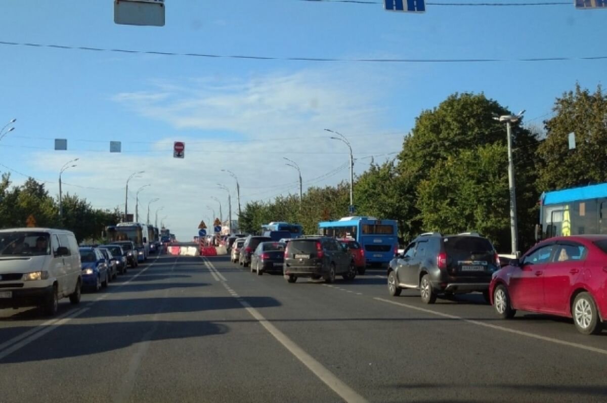    В Твери на Новом Волжском мосту собралась многокилометровая пробка