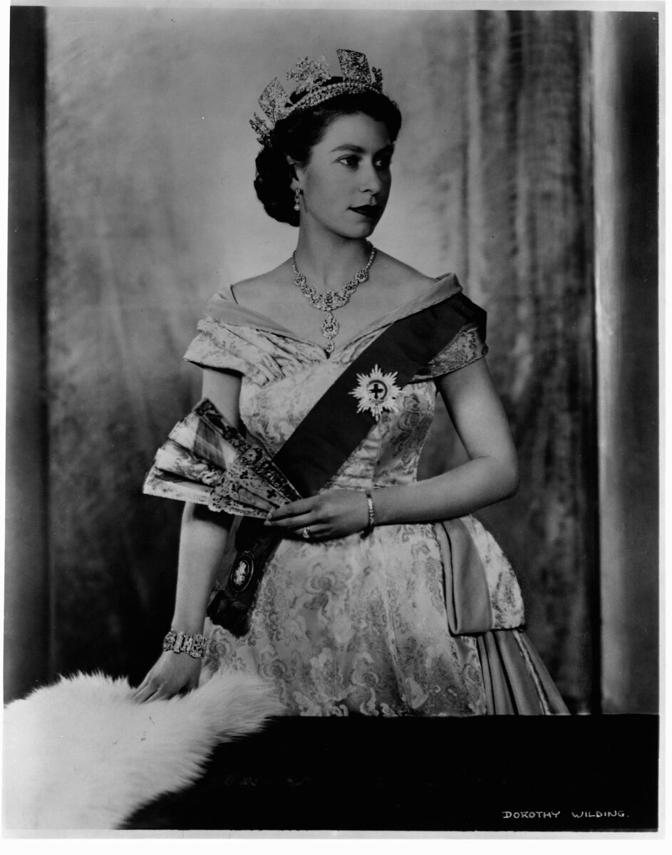 Второй фотографии. Английская Королева Елизавета 2 в молодости. Queen Elizabeth 2 в молодости. Королева Елизавета II В молодости. Елизавета вторая Королева Англии в молодости.