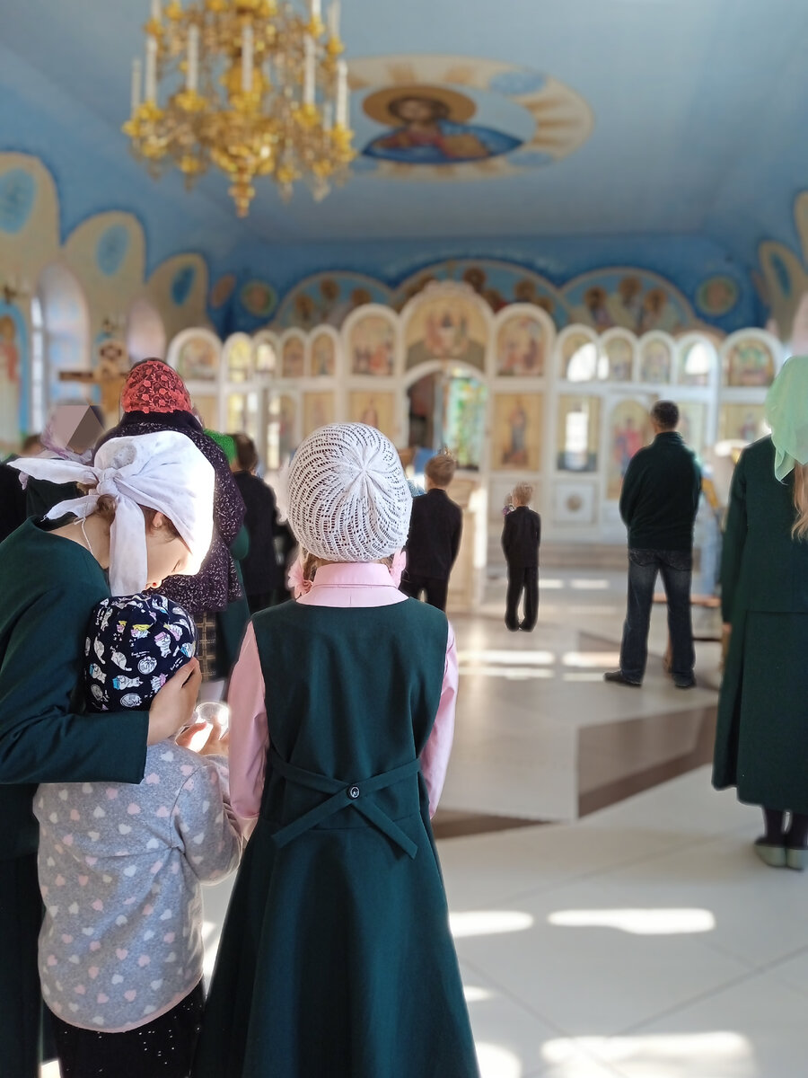 На службе в школьном храме. Дочка (в берете) с подружкой и подружкиной племяшкой. 