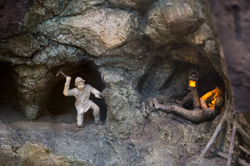 Легендарный подземный. Чудь белоглазая Алтай. Ктоны подземные жители. Пещеры в реальной жизни. Маленькие пещеры.