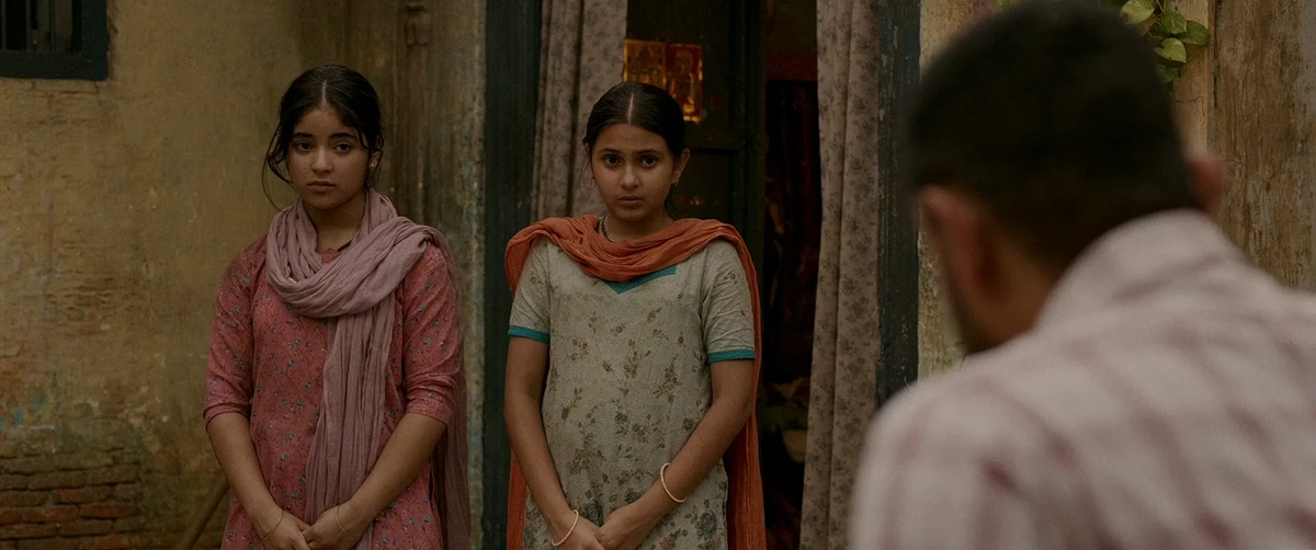 Гита и Бабита после драки с мальчишками. Кадр из фильма "Дангал".