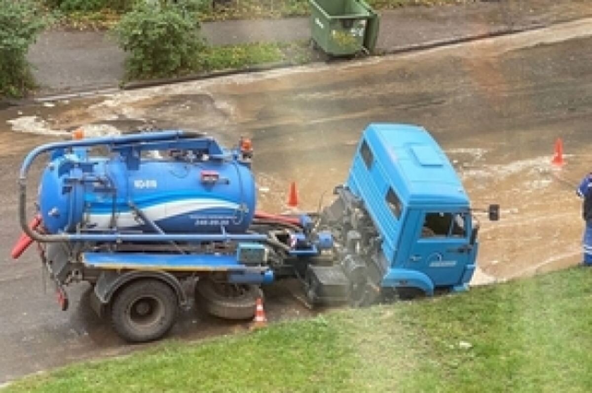    В дорожную яму провалился «КамАЗ» Нижегородского водоканала