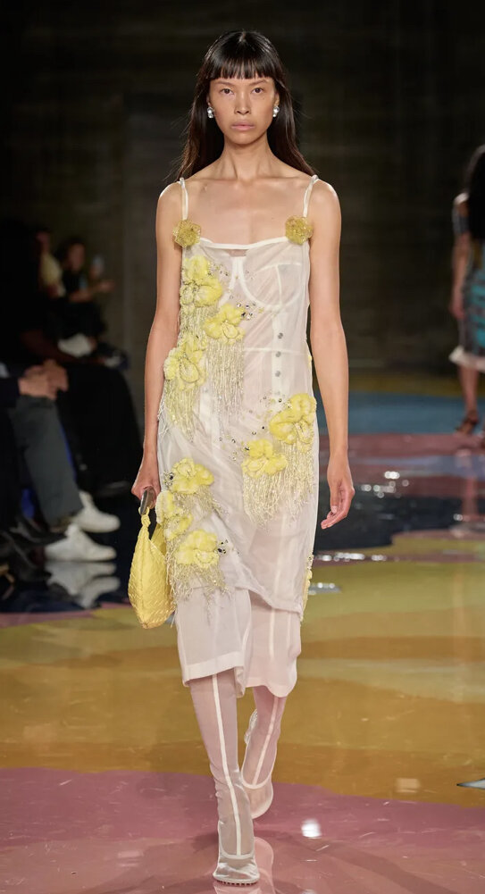 Полупрозрачная текстура + романтический мотив в виде цветов